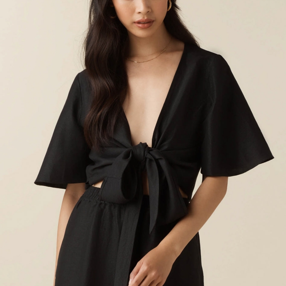 NWOT VETTA The Flutter Sleeve Wrap Top Black Size Small